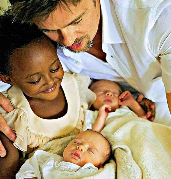 Brad Pitt und seine Kinder (bradpittoffcial/Instagram)
